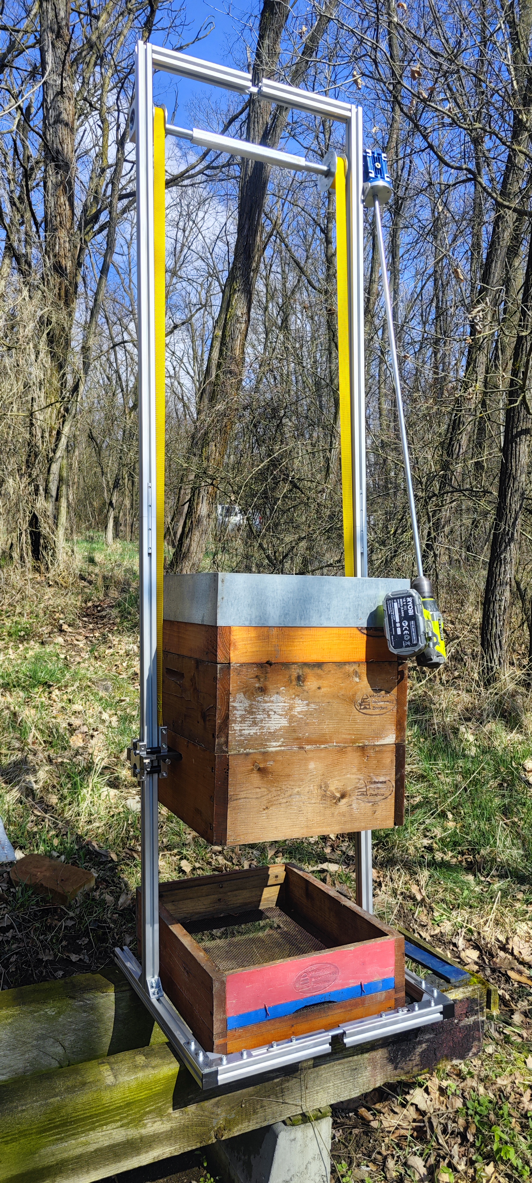 Zvedák Včelích nástavků hliníkový BEEHIVE LIFTER